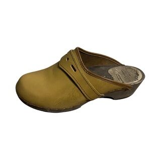 Vintage Swedish Women's Tan Leather Slip-on Clogs